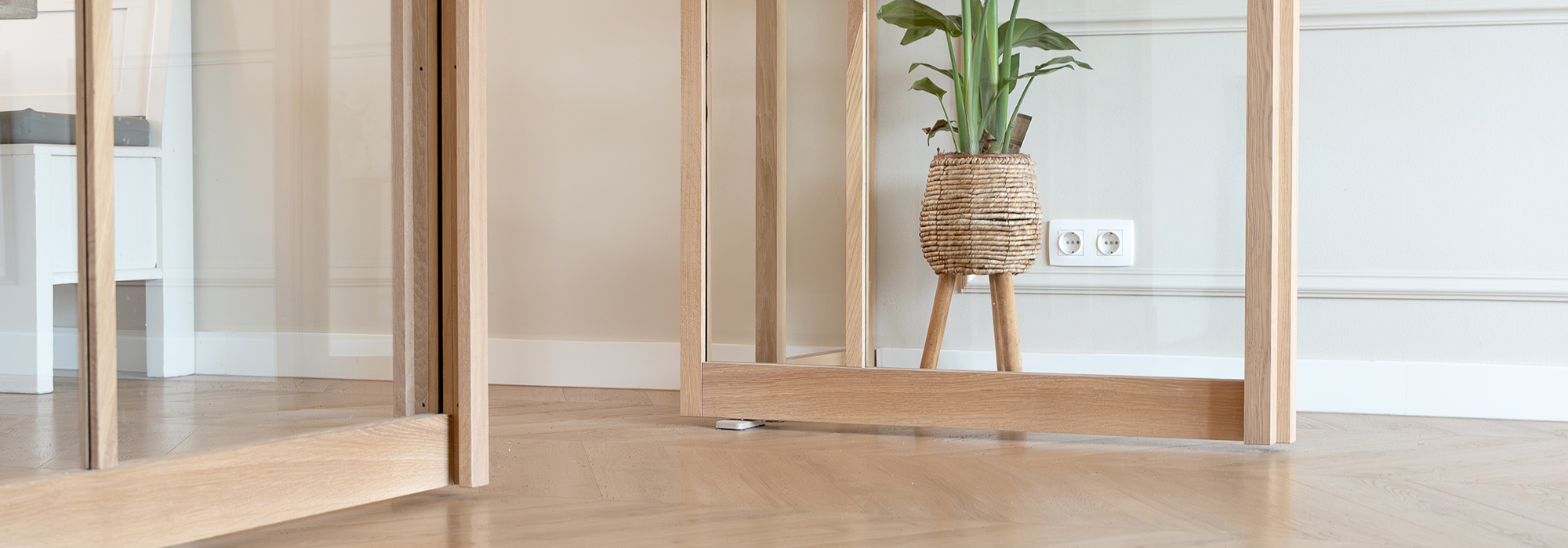 Detailfoto eikenhouten deur met glas